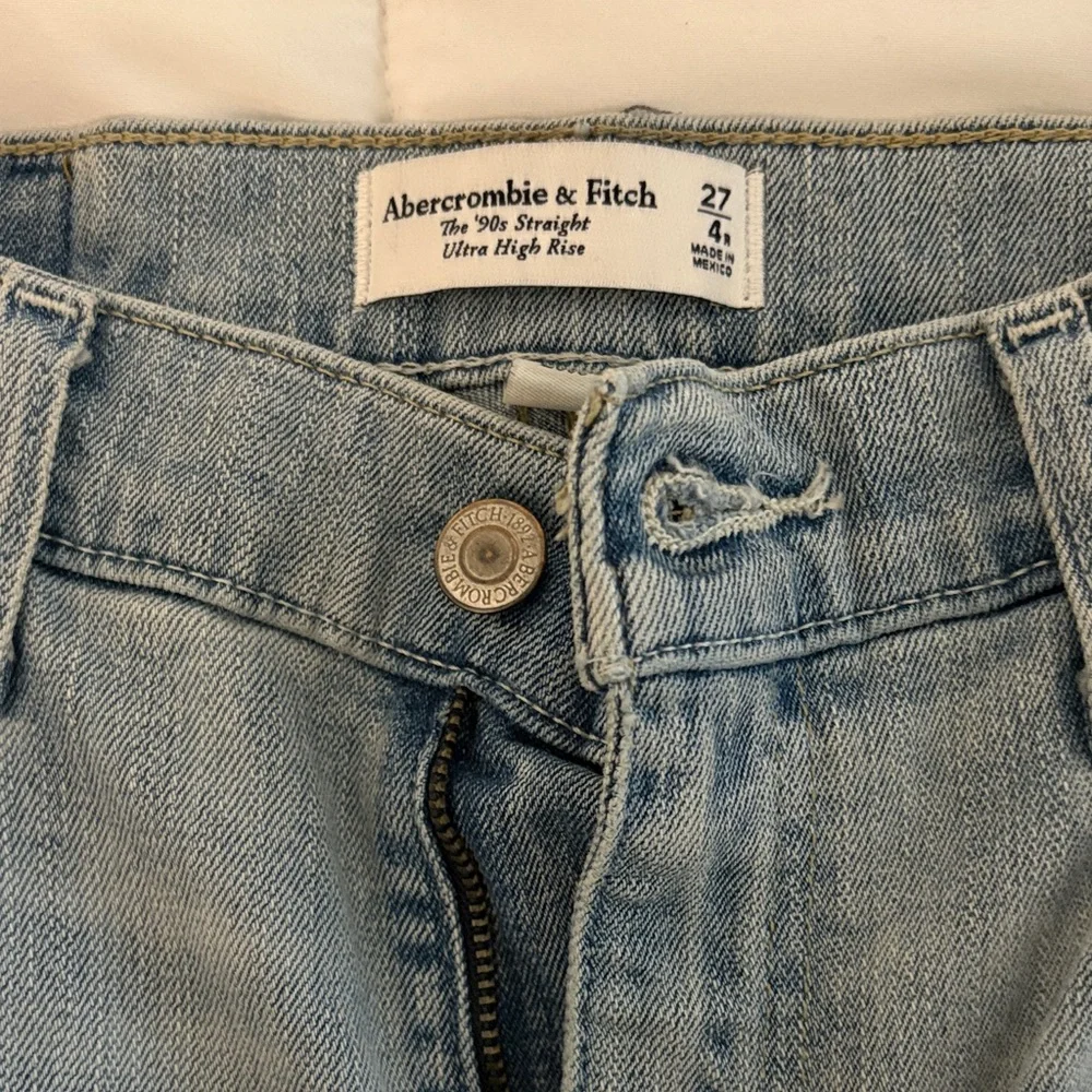 Abercrombie & Fitch Light Blue Ultra High-Rise Straight Jeans 90s straight - Picture 1 of 2